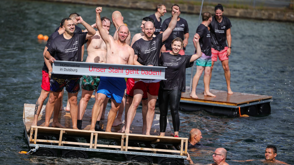 Die Beschäftigten von Arcelormittal in Duisburg haben im Innenhafen für den Erhalt ihrer Arbeitsplätze demonstriert. Das Unternehmen hatte im Juni seine Investitionspläne für das Duisburger Werk auf Eis gelegt. - Foto: Christoph Reichwein/dpa