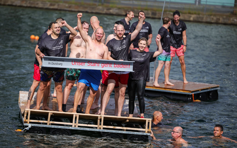 Die Beschäftigten von Arcelormittal in Duisburg haben im Innenhafen für den Erhalt ihrer Arbeitsplätze demonstriert. Das Unternehmen hatte im Juni seine Investitionspläne für das Duisburger Werk auf Eis gelegt. - Foto: Christoph Reichwein/dpa