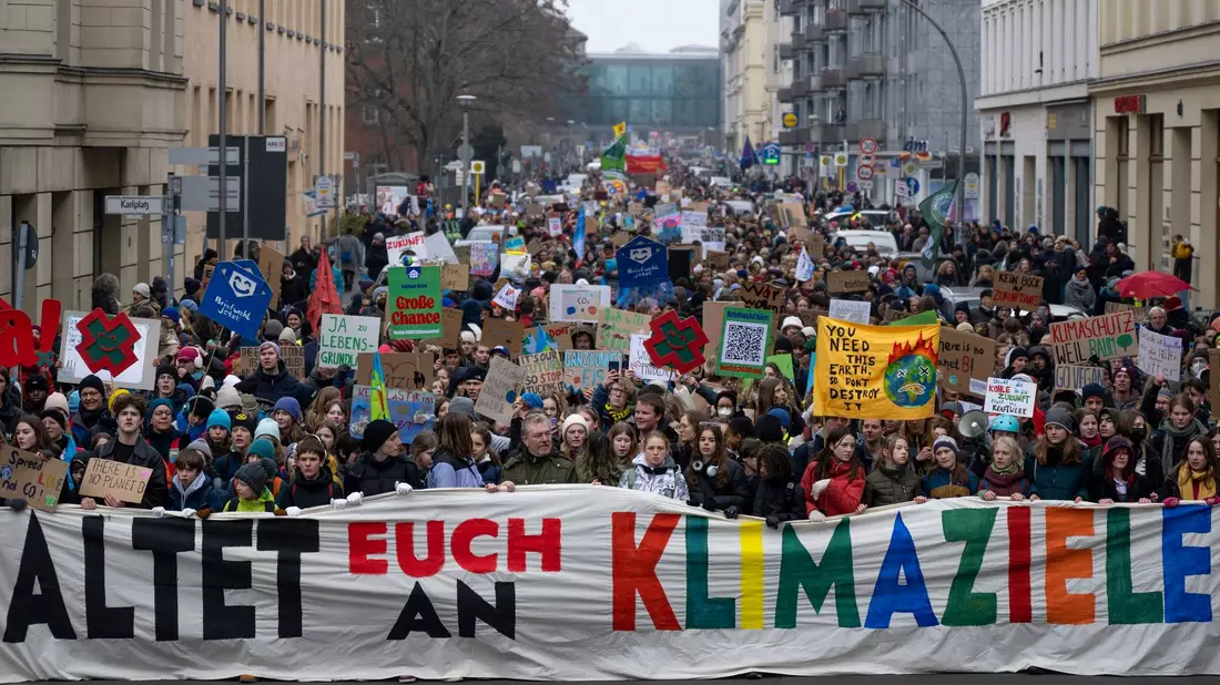 Bislang gibt es EU-Klimaziele für 2030 und 2050. Laut EU-Klimagesetz muss es auch ein verbindliches Ziel für 2040 geben.  - Bild: Monika Skolimowska/dpa