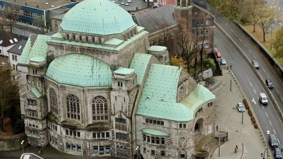 Die alte Synagoge in Essen: Zweimal soll der 17-Jährige in das Gebäude gegangen sein, um nach weiteren Opfern zu suchen. (Archivbild) - Bild: Roland Weihrauch/dpa