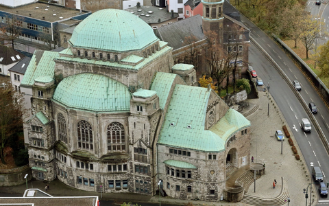 Die alte Synagoge in Essen: Zweimal soll der 17-Jährige in das Gebäude gegangen sein, um nach weiteren Opfern zu suchen. (Archivbild) - Foto: Roland Weihrauch/dpa
