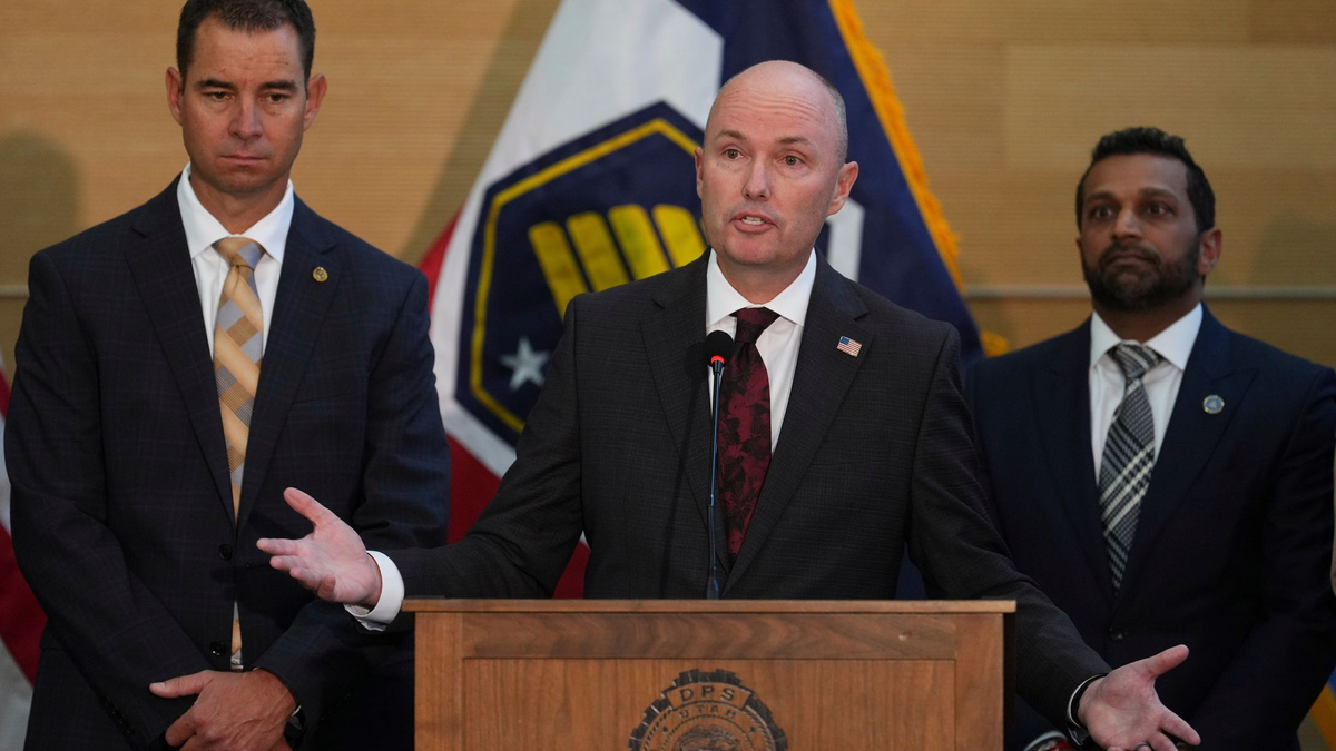 Trauernde kommen zum Tatort. - Foto: Lindsey Wasson/AP/dpa