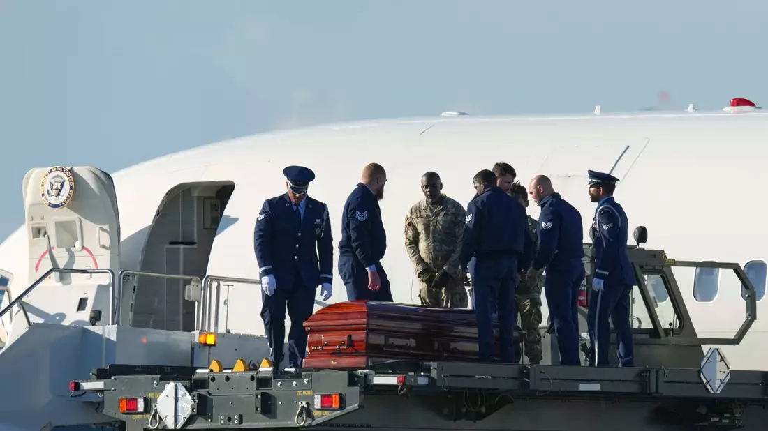 Der Leichnam wurde überführt. - Bild: Ross D. Franklin/AP/dpa