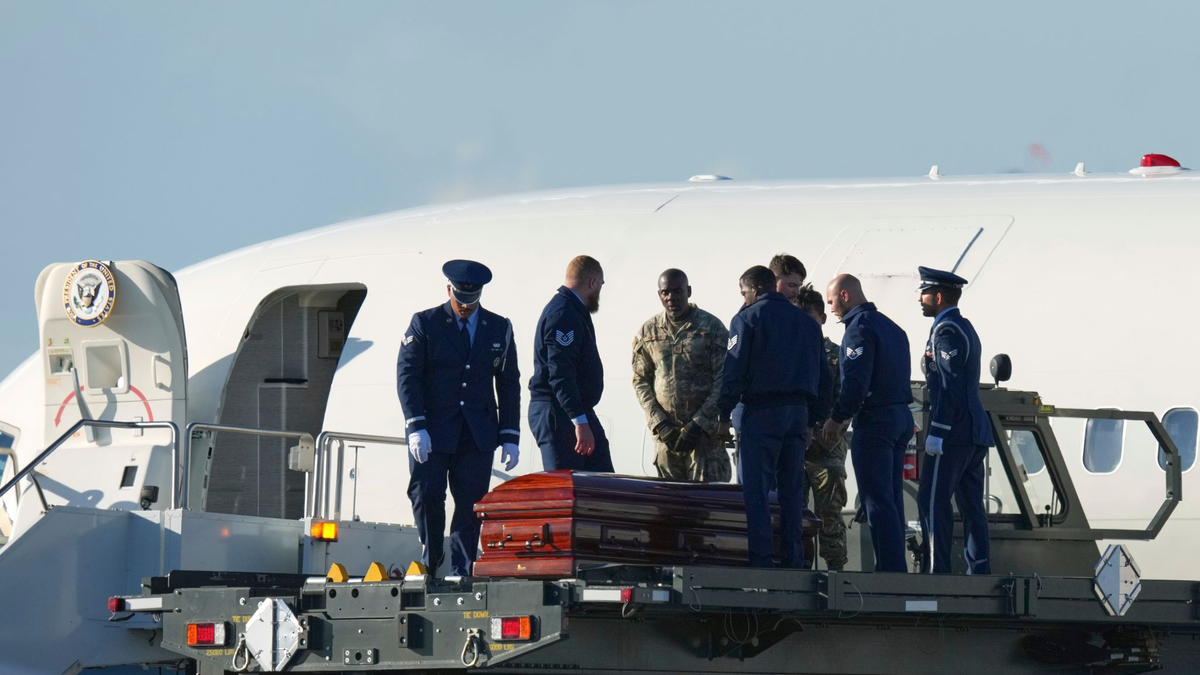 Vizepräsident JD Vance (r), Second Lady Usha Vance (M) und Erika Kirk. (Archivbild) - Foto: Ross D. Franklin/AP/dpa