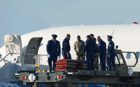 Der Leichnam wurde überführt. - Foto: Ross D. Franklin/AP/dpa