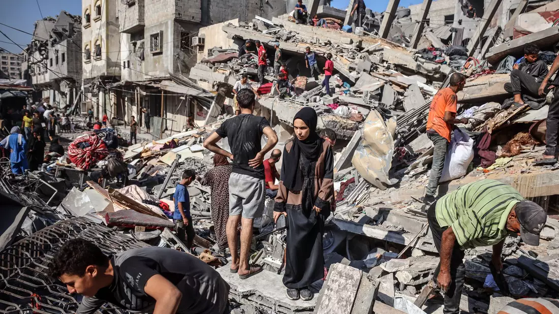 In der Stadt Gaza starben Berichten zufolge 14 Menschen einer Familie. - Bild: Abed Rahim Khatib/dpa