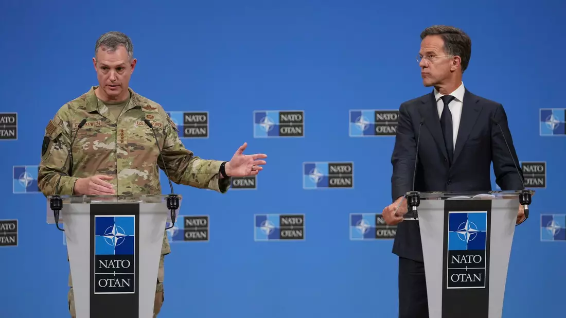 Kündigten eine neue Nato-Operation an: Generalsekretär Mark Rutte (r) und der Oberste Alliierte Befehlshaber Europa, General Alexus Grynkewich. - Bild: Virginia Mayo/AP/dpa