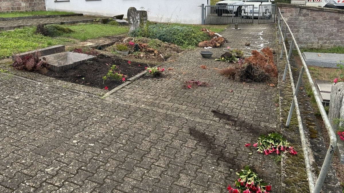 POL-PILEK: Schockierender Vandalismus auf Friedhof - Foto: presseportal.de