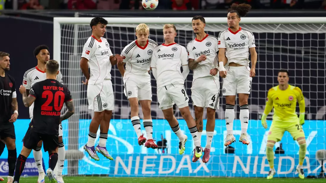 Alejandro Grimaldo sorgte mit seinem Freistoß für die frühe Bayer-Führung. - Bild: Christoph Reichwein/dpa