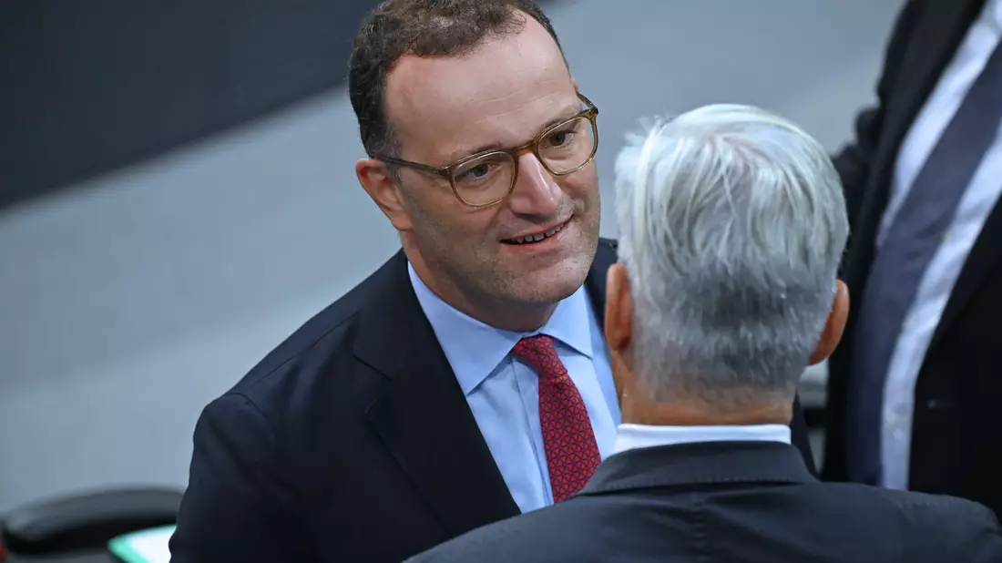 Unionsfraktionschef Spahn hat eine Debatte über die Vermögensverteilung angestoßen. - Bild: Helena Dolderer/dpa