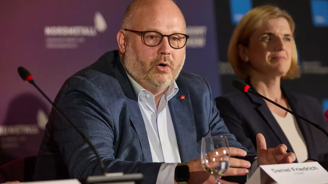 Bezirksleiter Friedrich, hier neben Lürssen-Managerin Lena Ströbele, will Sicherheit für die Beschäftigten der NVL-Werften. (Archivbild)  - Bild: Georg Wendt/dpa