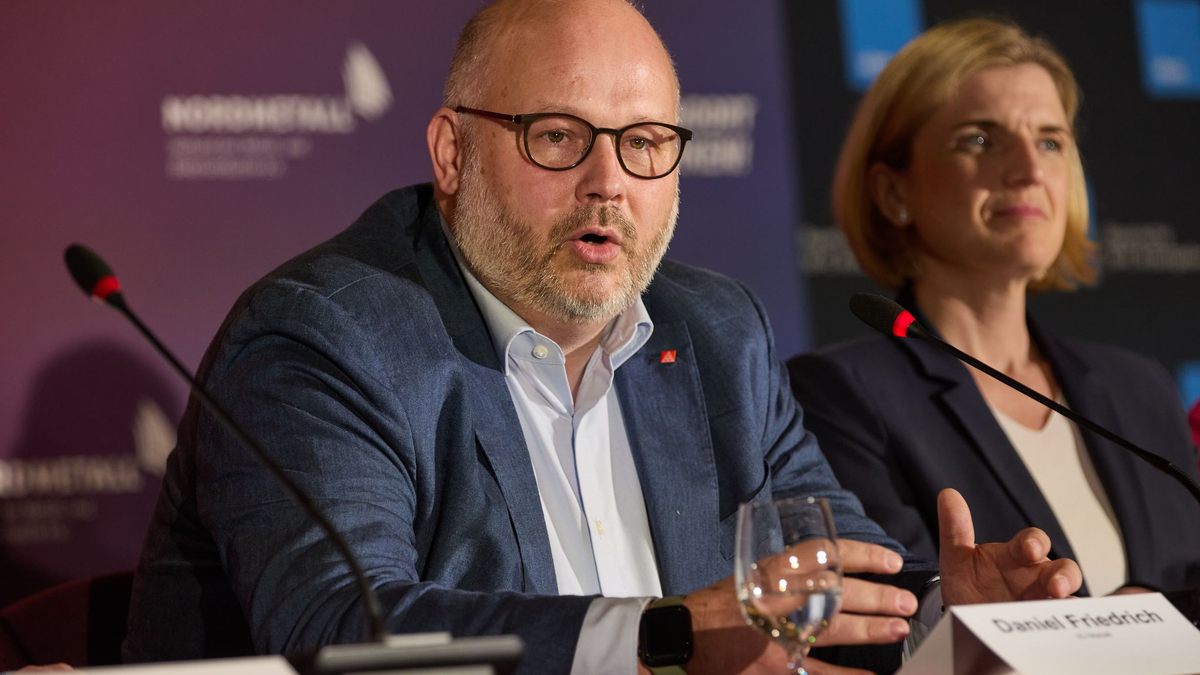 Bezirksleiter Friedrich, hier neben Lürssen-Managerin Lena Ströbele, will Sicherheit für die Beschäftigten der NVL-Werften. (Archivbild)  - Foto: Georg Wendt/dpa