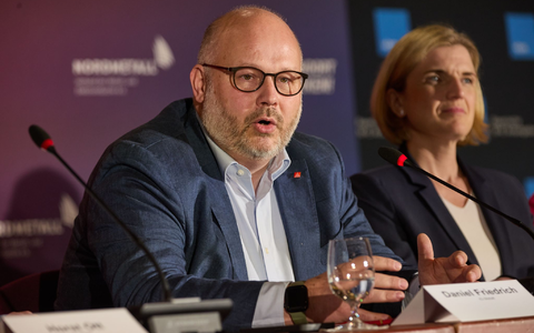 Bezirksleiter Friedrich, hier neben Lürssen-Managerin Lena Ströbele, will Sicherheit für die Beschäftigten der NVL-Werften. (Archivbild)  - Foto: Georg Wendt/dpa