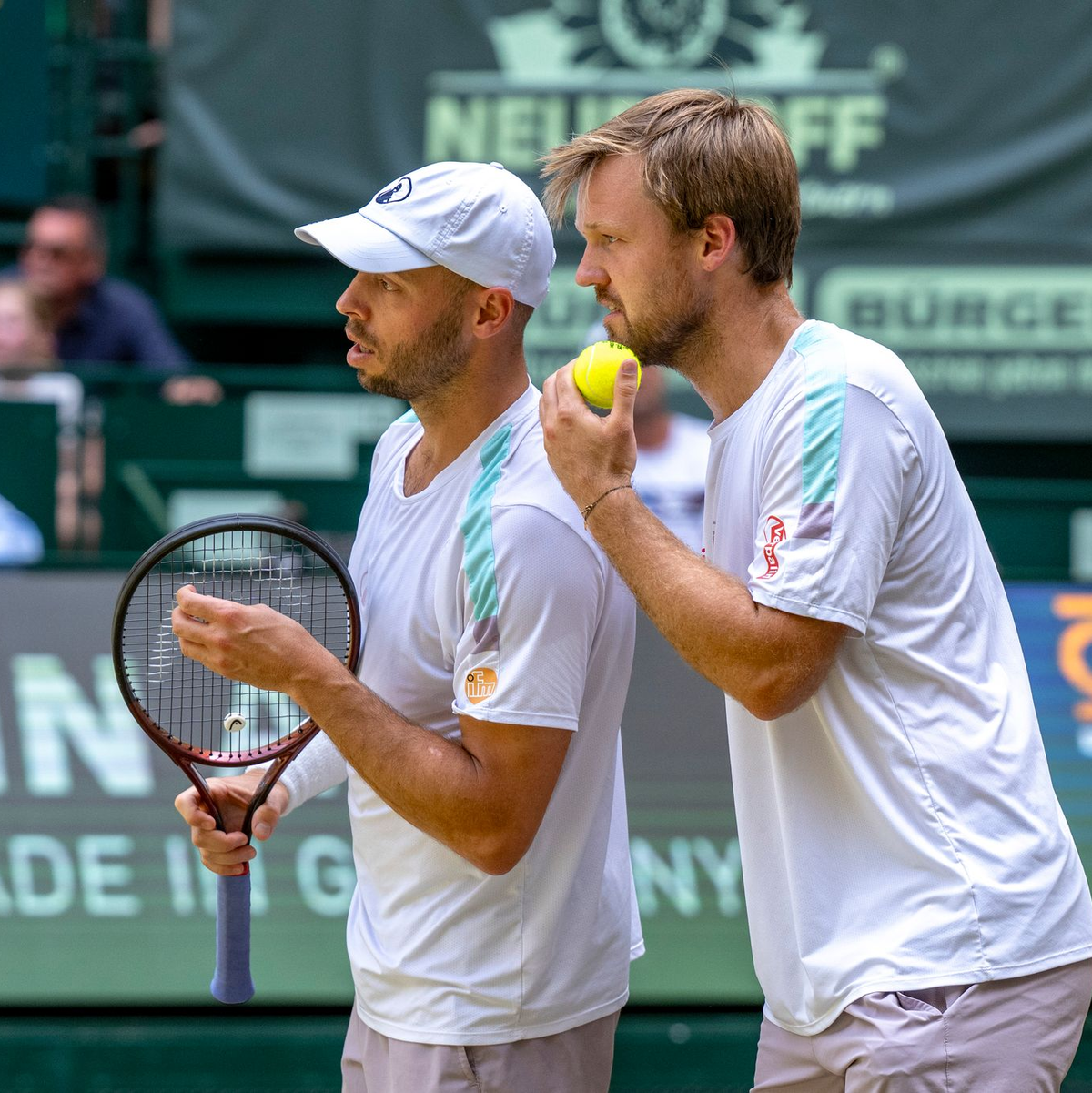 Tim Pütz (l) und Kevin Krawietz sorgten für den entscheidenden dritten Punkt gegen Japan. (Archivbild) - Foto: David Inderlied/dpa