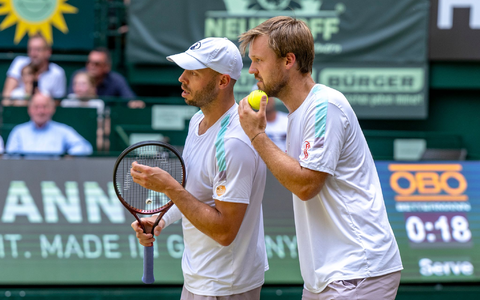 Tim Pütz (l) und Kevin Krawietz sorgten für den entscheidenden dritten Punkt gegen Japan. (Archivbild) - Foto: David Inderlied/dpa