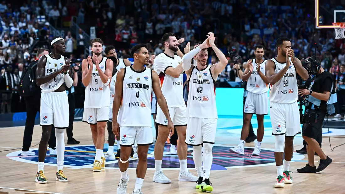Deutschlands Basketballer feiern den Finaleinzug bei der EM. - Bild: Stefanos Kyriazis/ZUMA Press Wire/dpa