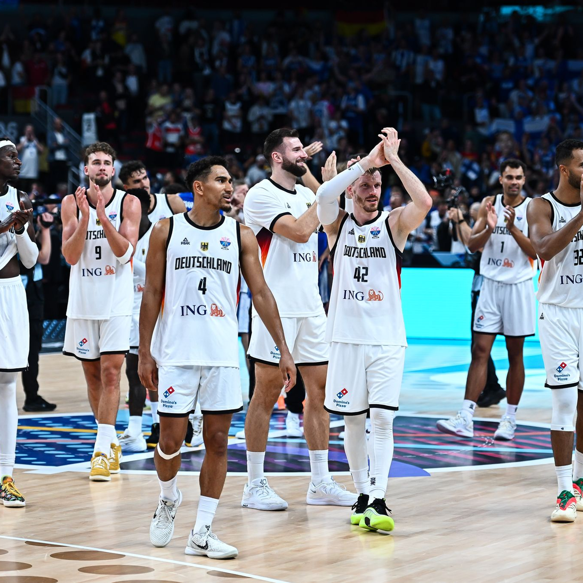 Deutschlands Basketballer feiern den Finaleinzug bei der EM. - Foto: Stefanos Kyriazis/ZUMA Press Wire/dpa