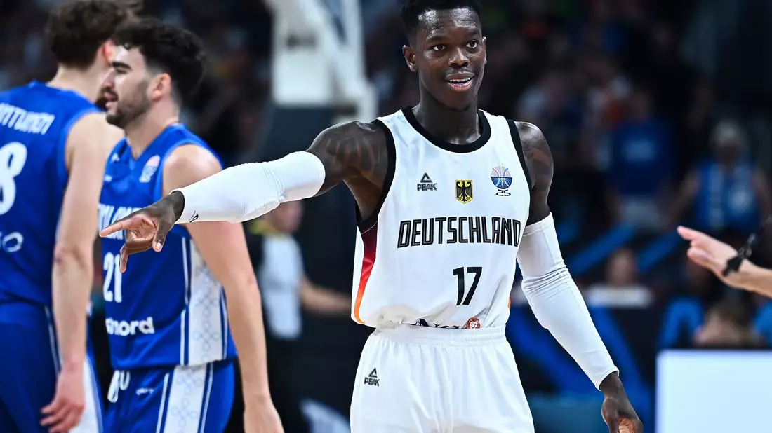 Da geht's lang! Dennis Schröder hat die deutschen Basketballer ins Finale geführt. - Bild: Stefanos Kyriazis/LiveMedia-IPA/ZUMA Press Wire/dpa