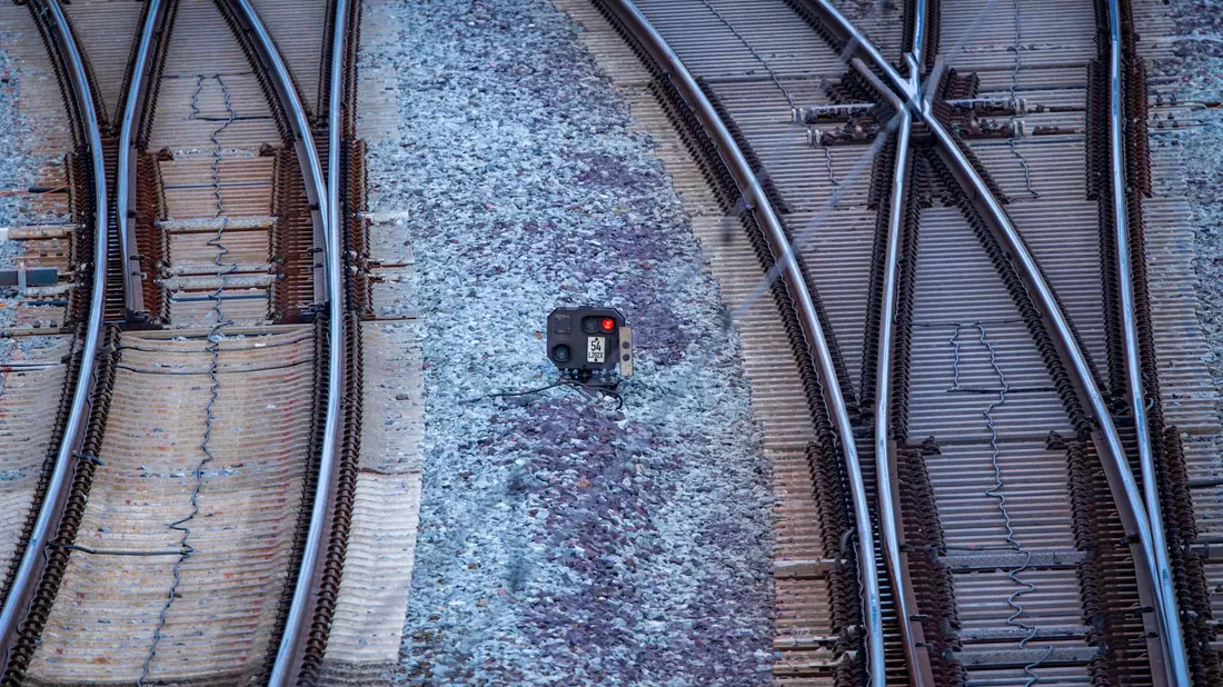Nach einem Brand an einem Stellwerk in Lehrte ist der Bahnverkehr zwischen Hannover und Berlin eingeschränkt. (Symbolbild) - Bild: Jens Büttner/dpa