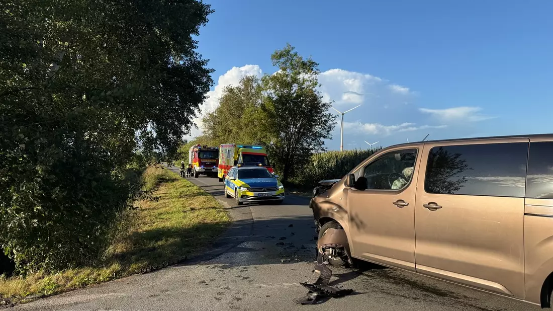 FW-AUR: Betriebsstoffe nach Verkehrsunfall ausgetreten - Bild: presseportal.de