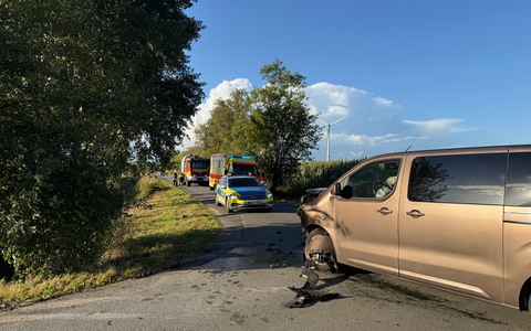 FW-AUR: Betriebsstoffe nach Verkehrsunfall ausgetreten - Foto: presseportal.de