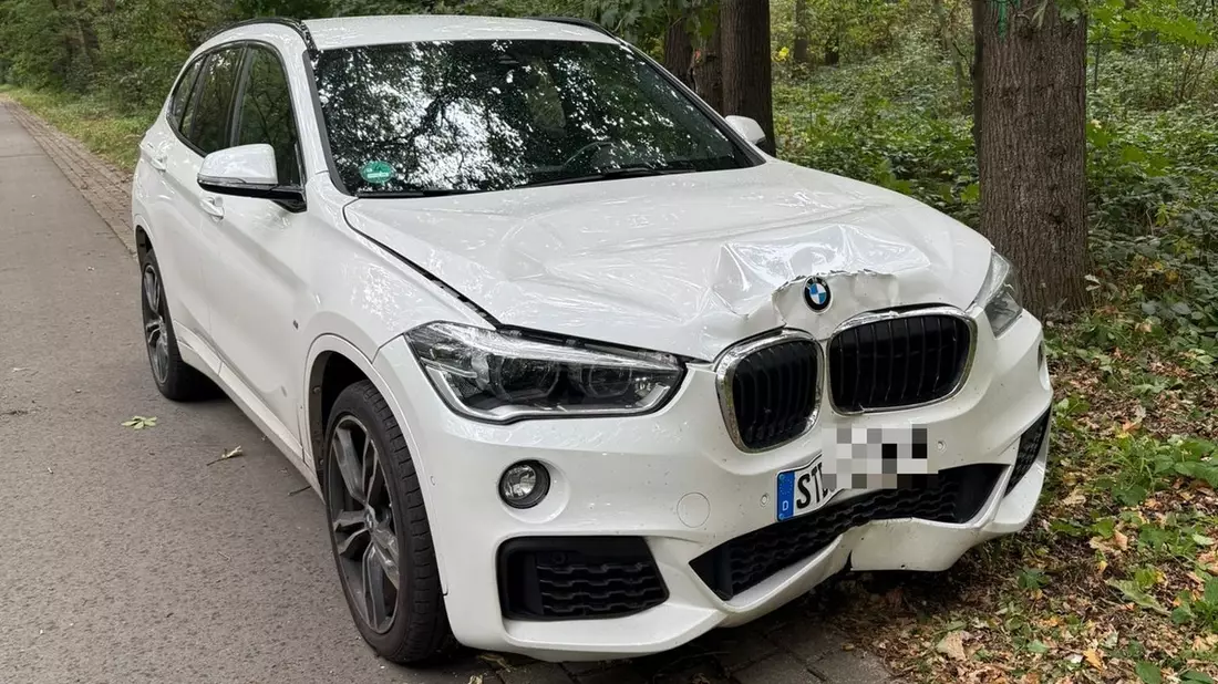 POL-STD: Autofahrer fährt in Stade gegen einen Baum - Ersthelfer reagieren couragiert und vorbildlich - Bild: presseportal.de