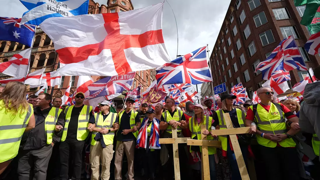Unter dem Motto «Unite the Kingdom» versammelten sich Zehntausende Menschen in London. - Bild: Lucy North/PA Wire/dpa