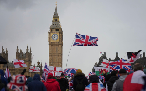 Angeführt und organisiert wurde die rechte Großdemo von dem bekannten britischen Rechtsextremisten Tommy Robinson.  - Foto: Joanna Chan/AP/dpa