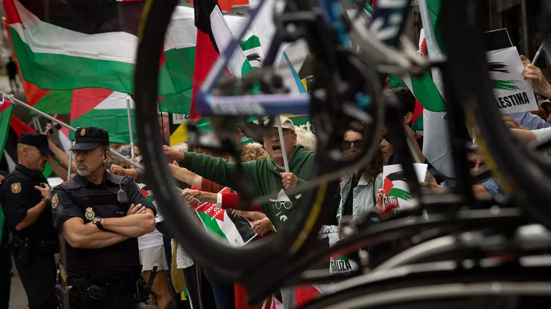 Während der Rundfahrt gab es immer wieder große Proteste. (Archivbild) - Bild: Adrián Irago/EUROPA PRESS/dpa