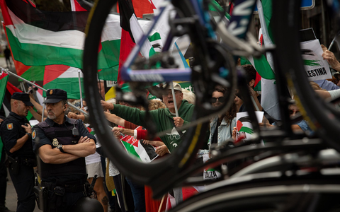 Während der Rundfahrt gab es immer wieder große Proteste. (Archivbild) - Foto: Adrián Irago/EUROPA PRESS/dpa
