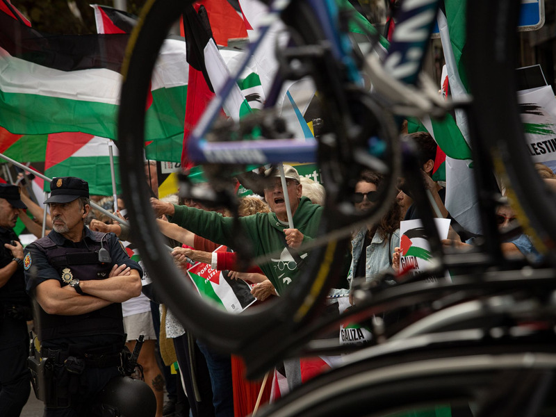 Während der Rundfahrt gab es immer wieder große Proteste. (Archivbild) - Foto: Adrián Irago/EUROPA PRESS/dpa