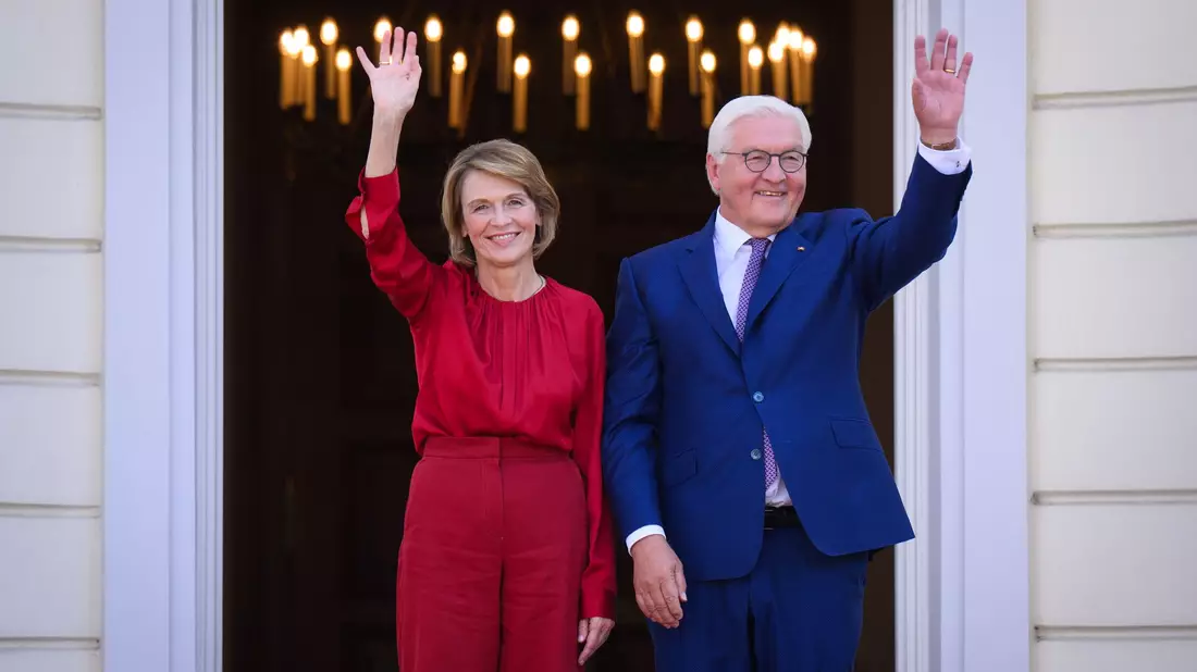 Am Samstag hat Bundespräsident Frank-Walter Steinmeier mit seiner Frau, Elke Büdenbender, viele Gäste beim Bürgerfest im Park von Schloss Bellevue empfangen. Am Sonntag ist Steinmeier beim Finale der Basketball-EM in Riga dabei. - Bild: Bernd von Jutrczenka/dpa