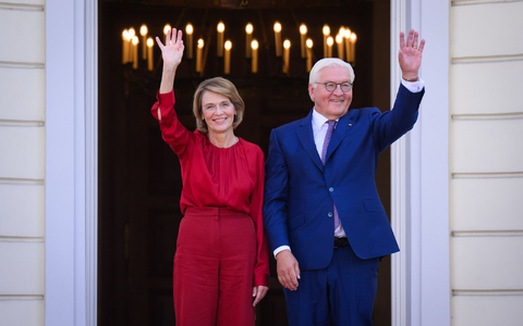 Am Samstag hat Bundespräsident Frank-Walter Steinmeier mit seiner Frau, Elke Büdenbender, viele Gäste beim Bürgerfest im Park von Schloss Bellevue empfangen. Am Sonntag ist Steinmeier beim Finale der Basketball-EM in Riga dabei. - Foto: Bernd von Jutrczenka/dpa
