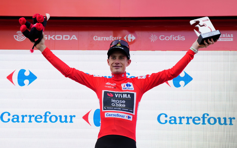 Jonas Vingegaard ist der Triumph kaum noch zu nehmen. - Foto: Manu Fernandez/AP/dpa