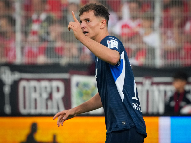 Union-Keeper Rönnow ahnt beim Elfmeter die richtige Ecke.  - Foto: Soeren Stache/dpa