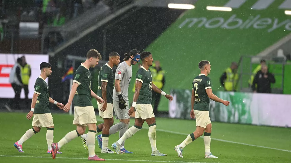Die Partie von Wolfsburg gegen Köln musste wegen eines Unwetters unterbrochen werden - Bild: dpa