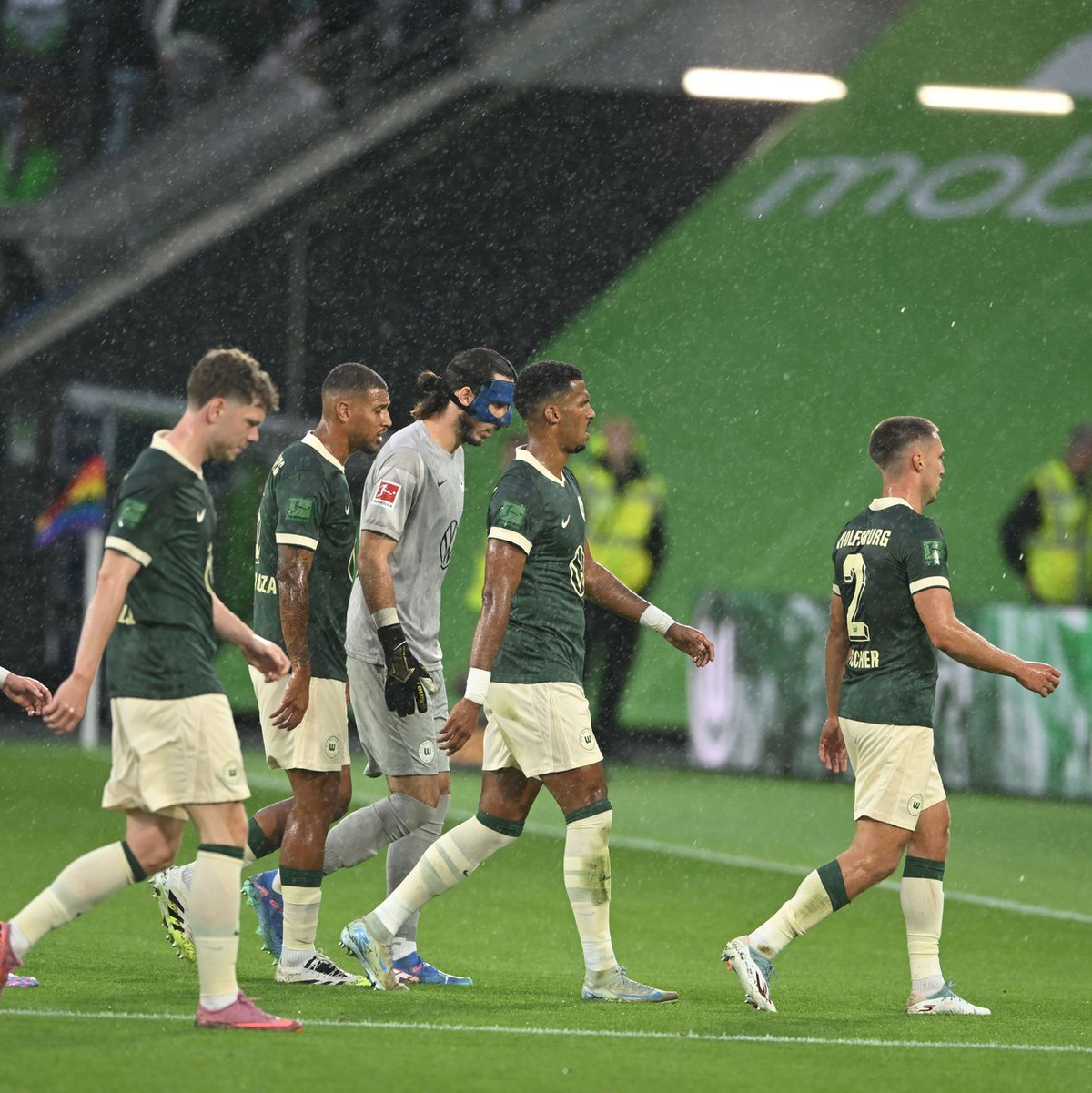 Die Partie von Wolfsburg gegen Köln musste wegen eines Unwetters unterbrochen werden - Foto: dpa