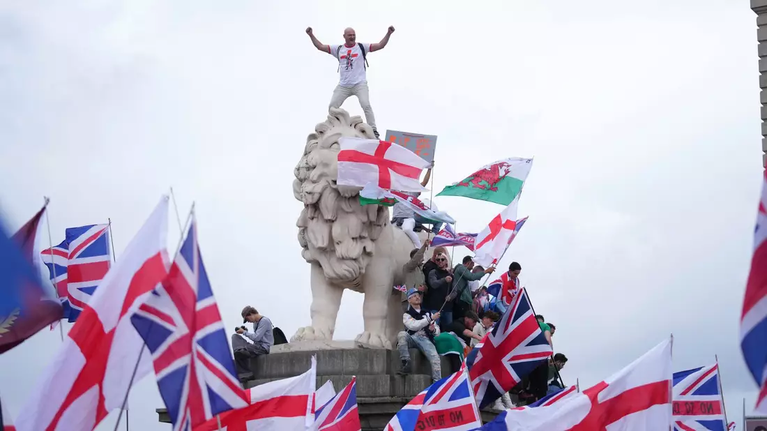 Es war sowohl der Union Jack - für Großbritannien - als auch die englische Fahne, bekannt von Fußball-Turnieren, zu sehen. - Bild: Joanna Chan/AP/dpa