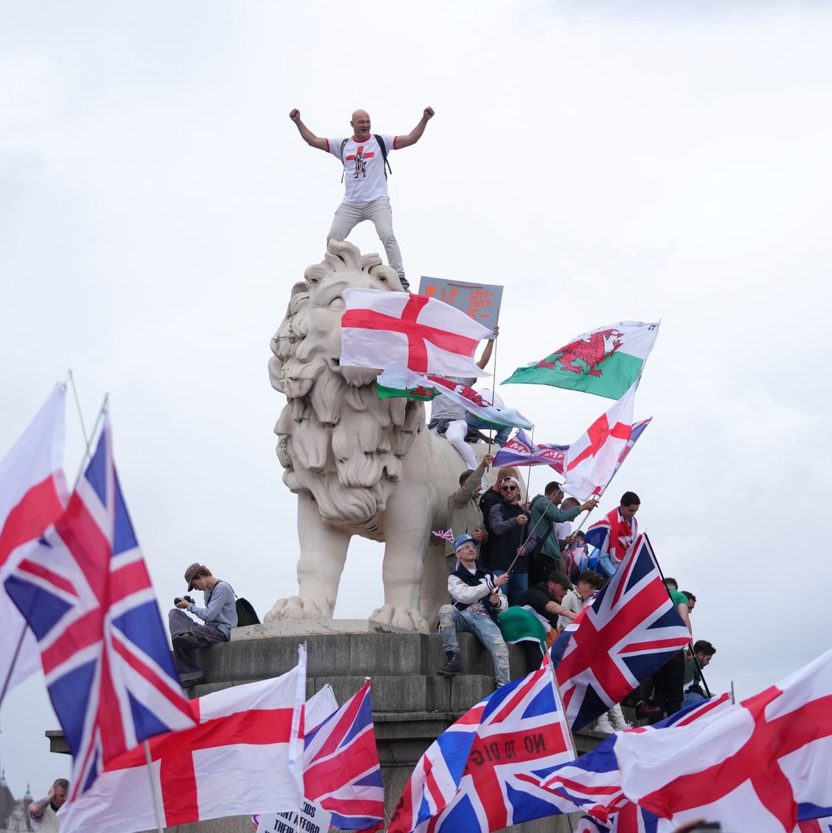 Es war sowohl der Union Jack - für Großbritannien - als auch die englische Fahne, bekannt von Fußball-Turnieren, zu sehen. - Foto: Joanna Chan/AP/dpa