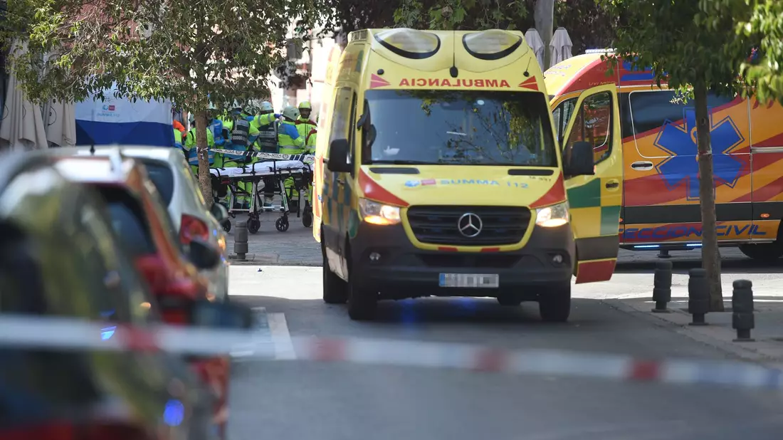Mehrere Menschen wurden bei einer nach ersten Erkenntnissen durch eine Explosion in einem Wohn- und Geschäftshaus in Madrid zum Teil schwer verletzt. Nach ersten Erkenntnissen handelte es sich um eine Gasexplosion.  - Bild: Gustavo Valiente/EUROPA PRESS/dpa