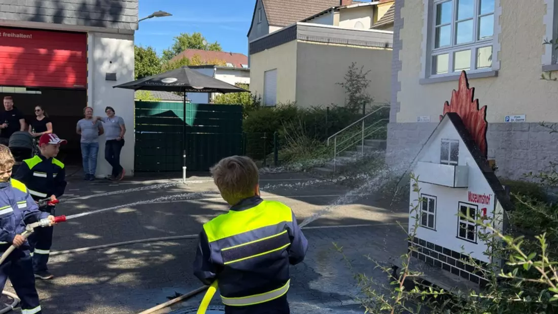 FW-AR: Erfolgreicher Tag der offenen Tür beim Löschzug Oeventrop - Bild: presseportal.de