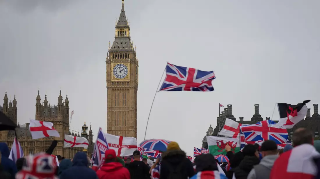 Angeführt und organisiert wurde die rechte Großdemo von dem bekannten britischen Rechtsextremisten Tommy Robinson.  - Bild: Joanna Chan/AP/dpa
