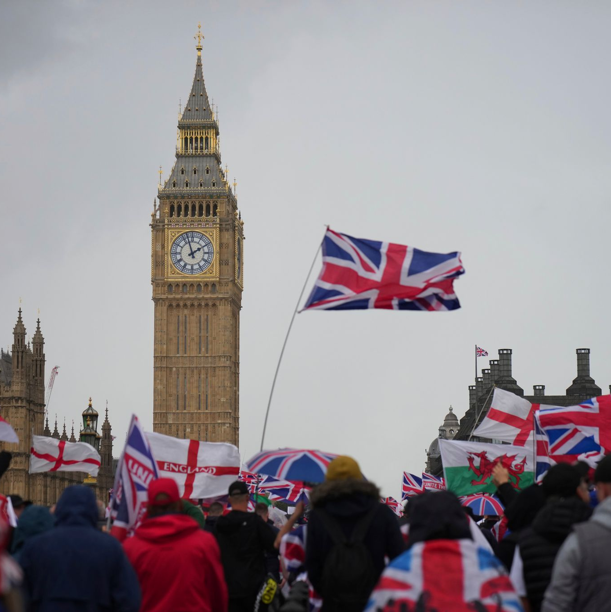 Angeführt und organisiert wurde die rechte Großdemo von dem bekannten britischen Rechtsextremisten Tommy Robinson.  - Foto: Joanna Chan/AP/dpa