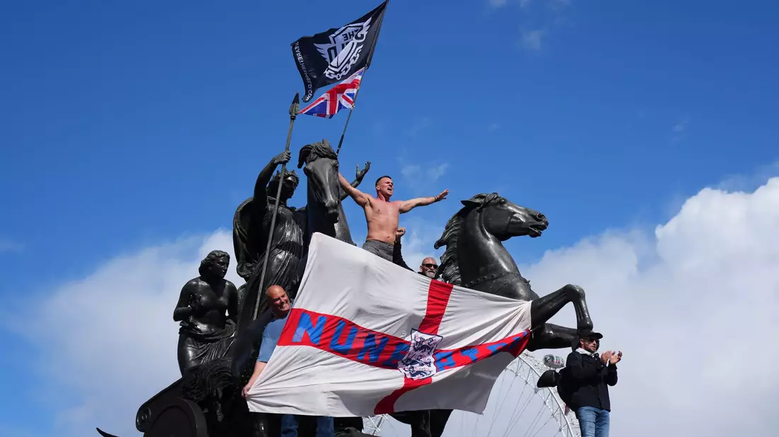 Mehr als 100.000 Menschen folgten dem Aufruf des Rechtsextremisten Tommy Robinson. - Bild: Joanna Chan/AP/dpa