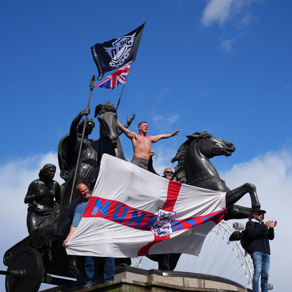 Mehr als 100.000 Menschen folgten dem Aufruf des Rechtsextremisten Tommy Robinson. - Foto: Joanna Chan/AP/dpa
