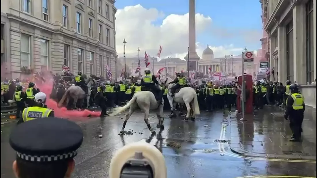Die Londoner Met Police musste im Laufe des Nachmittags für Verstärkung sorgen. - Bild: Pol Allingham/PA Wire/dpa