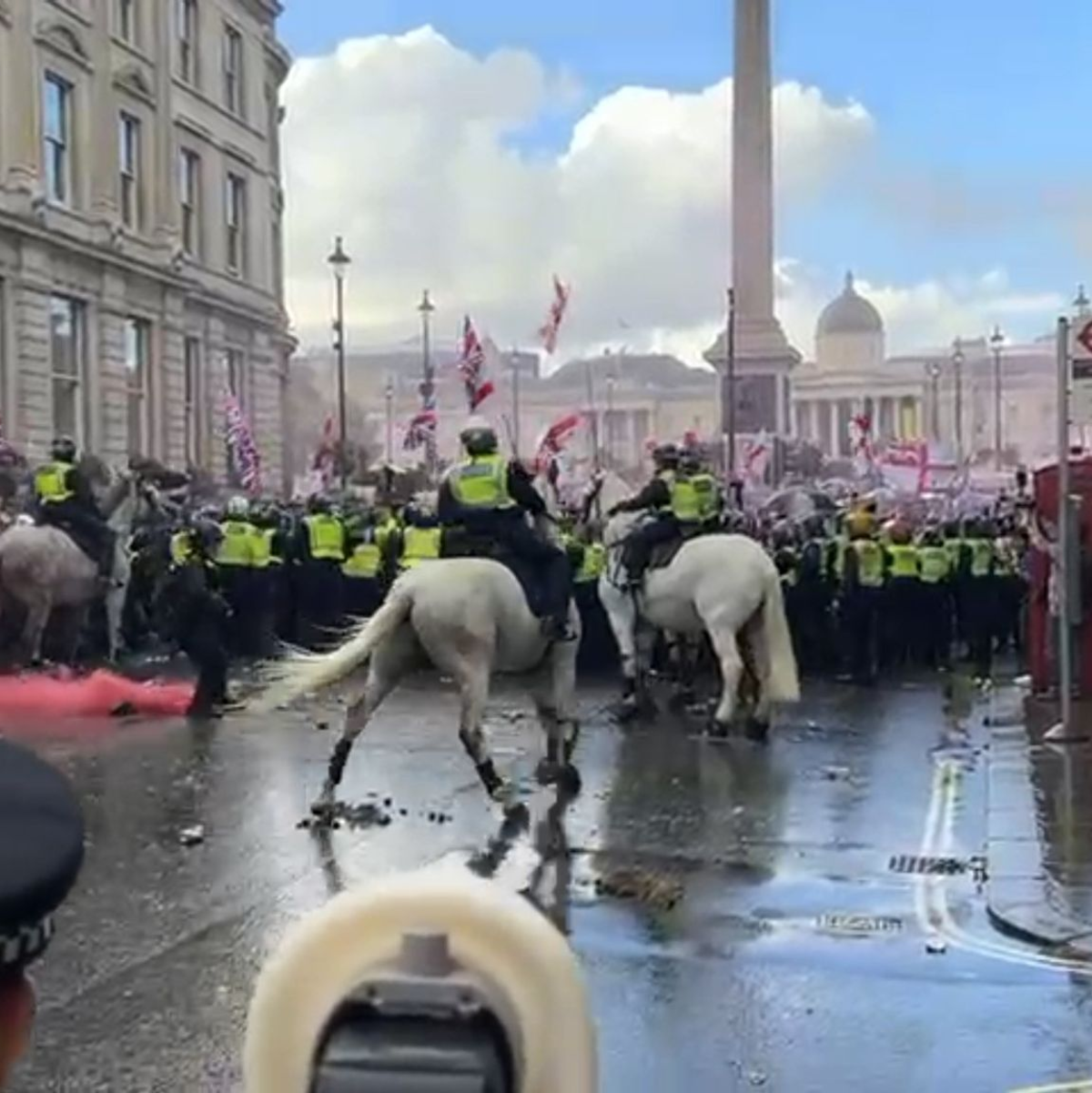 Die Londoner Met Police musste im Laufe des Nachmittags für Verstärkung sorgen. - Foto: Pol Allingham/PA Wire/dpa