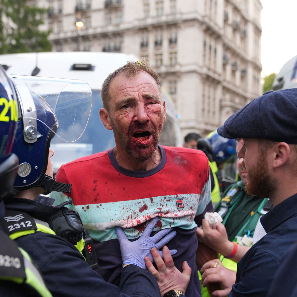 An mehreren Stellen kam es zu Zusammenstößen mit der Polizei.  - Foto: Lucy North/PA Wire/dpa