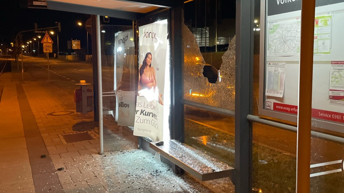 LPI-EF: Mehrere Wartehäuschen zerstört - Foto: presseportal.de