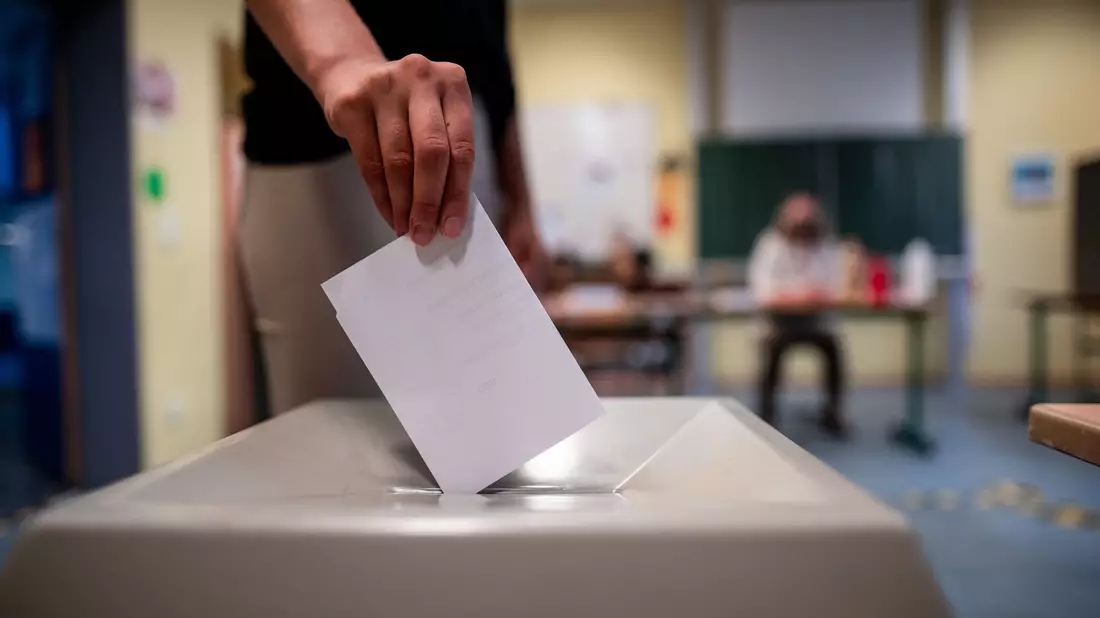 Wahlen in Nordrhein-Westfalen werden stets mit besonders großer Spannung beobachtet: Wie verschieben sich die Gewichte zwischen den Parteien? (Archivbild) - Bild: Fabian Strauch/dpa